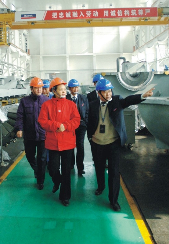 2007年国家发改委工业司副司长黄鹂来尊龙凯时视察