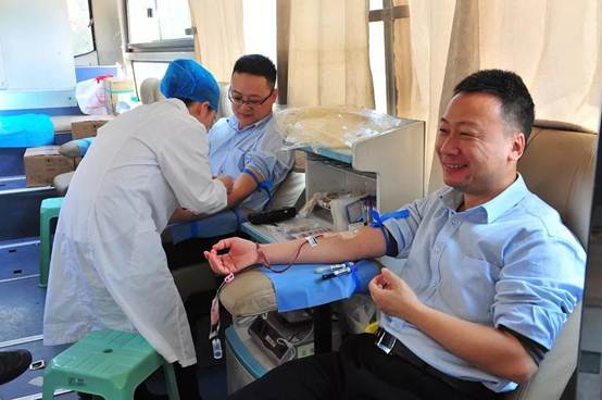 “贡献爱心 转达真情”——尊龙凯时集团开展义务献血活动